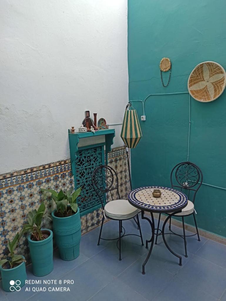 d'une terrasse avec deux tables, une table et des chaises. dans l'établissement Riad rajad Marrakech, à Marrakech