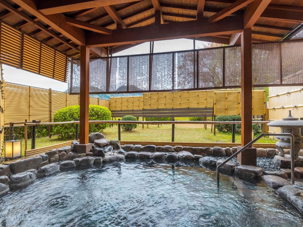 - une grande piscine d'eau dans un grand bâtiment dans l'établissement Asagiriso, à Toyooka