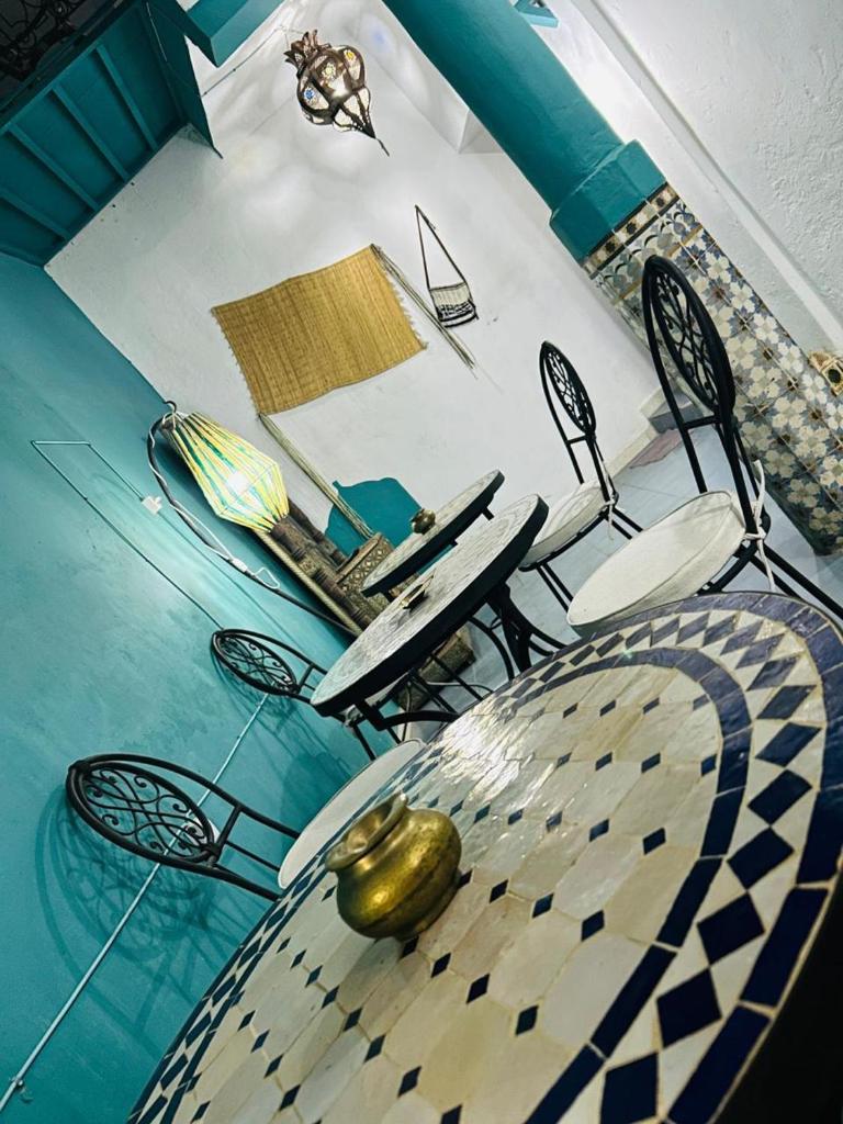 - une table et des chaises avec un bol en haut dans l'établissement Riad rajad Marrakech, à Marrakech