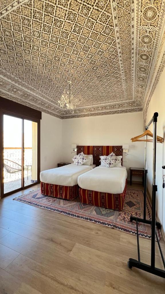 - 2 lits dans une chambre avec un plafond à caissons dans l'établissement Riad Fes Palacete, à Fès