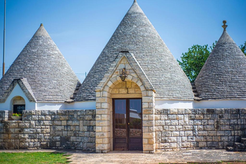 un bâtiment avec trois tours et une porte dans l'établissement Porto Giardino - CDSHotels, à Monopoli