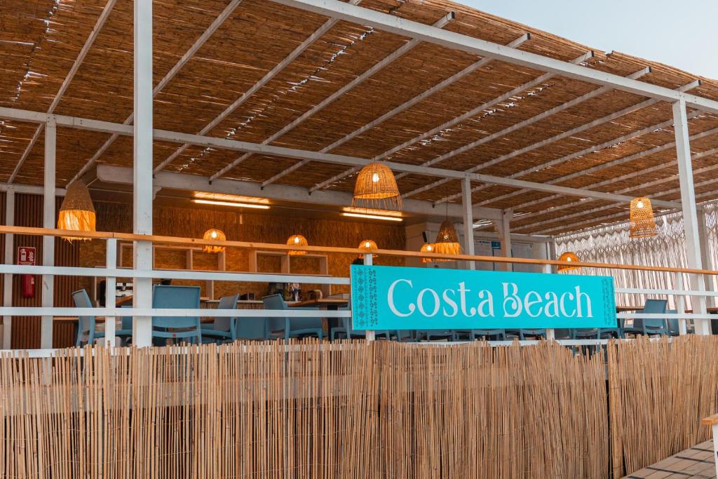 un restaurant avec un panneau indiquant plage côtière dans l'établissement Costa del Salento - CDSHotels, à Lido Marini