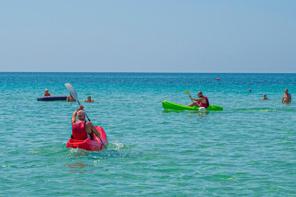 - un groupe de personnes dans l'eau sur des kayaks dans l'établissement Costa del Salento - CDSHotels, à Lido Marini 46 autres photos