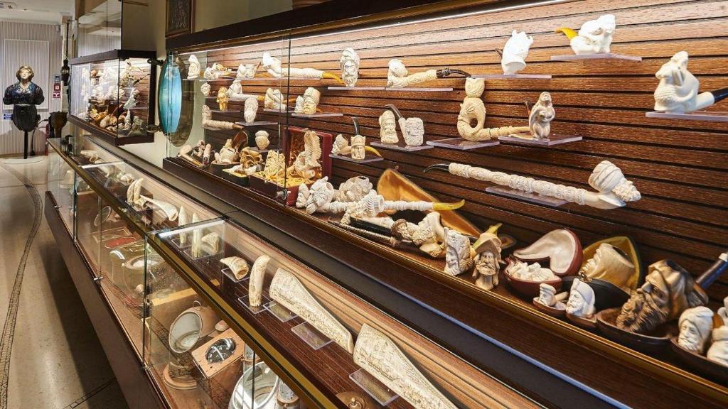 une caisse d’affichage dans un magasin rempli de chaussures et de chaussures dans l'établissement Corte Di Nettuno - CDSHotels, à Otrante