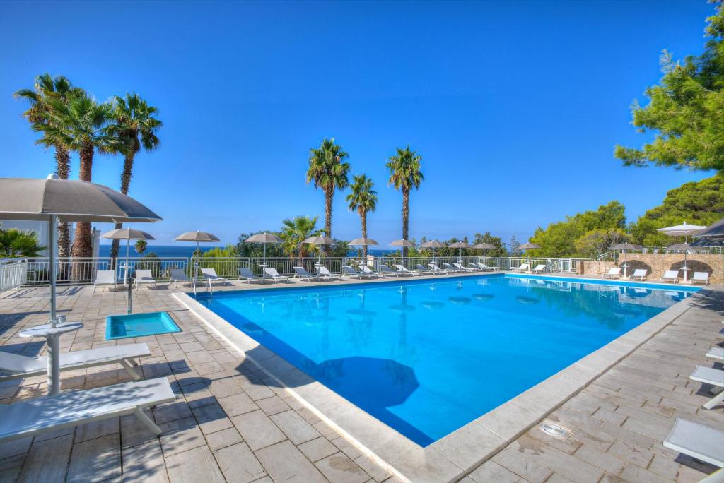 une piscine avec chaises et parasols dans un complexe hôtelier dans l'établissement Grand Hotel Riviera - CDSHotels, à Santa Maria al Bagno 68 autres photos