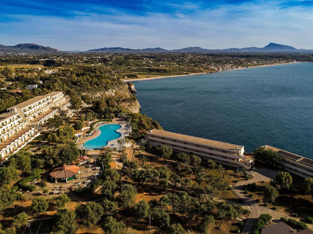- une vue aérienne sur un complexe situé à côté d'une masse d'eau dans l'établissement CDSHotels Terrasini - Città del Mare, à Terrasini 79 autres photos