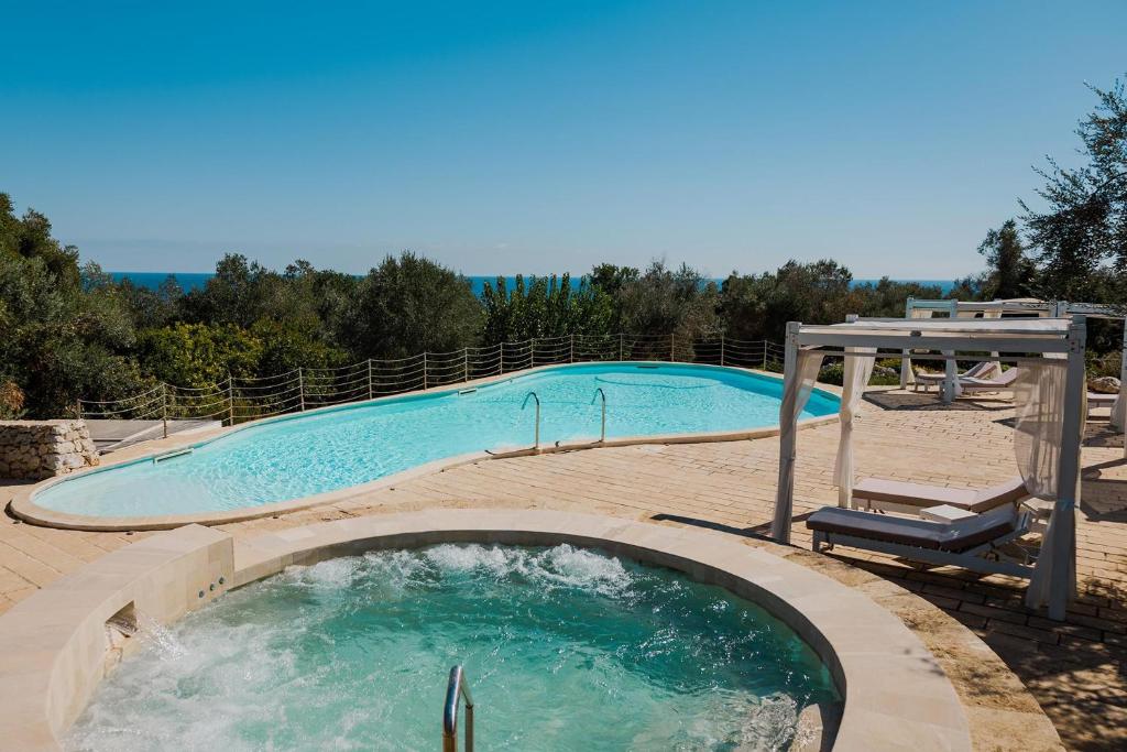 une piscine avec un bain à remous au milieu dans l'établissement Marenea Suite Hotel - CDSHotels, à Marittima