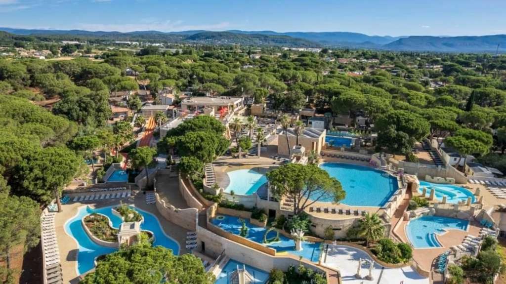 une vue aérienne d'un complexe avec deux piscines dans l'établissement Camping 5 étoiles - Parc aquatique - eebaff, au Muy
