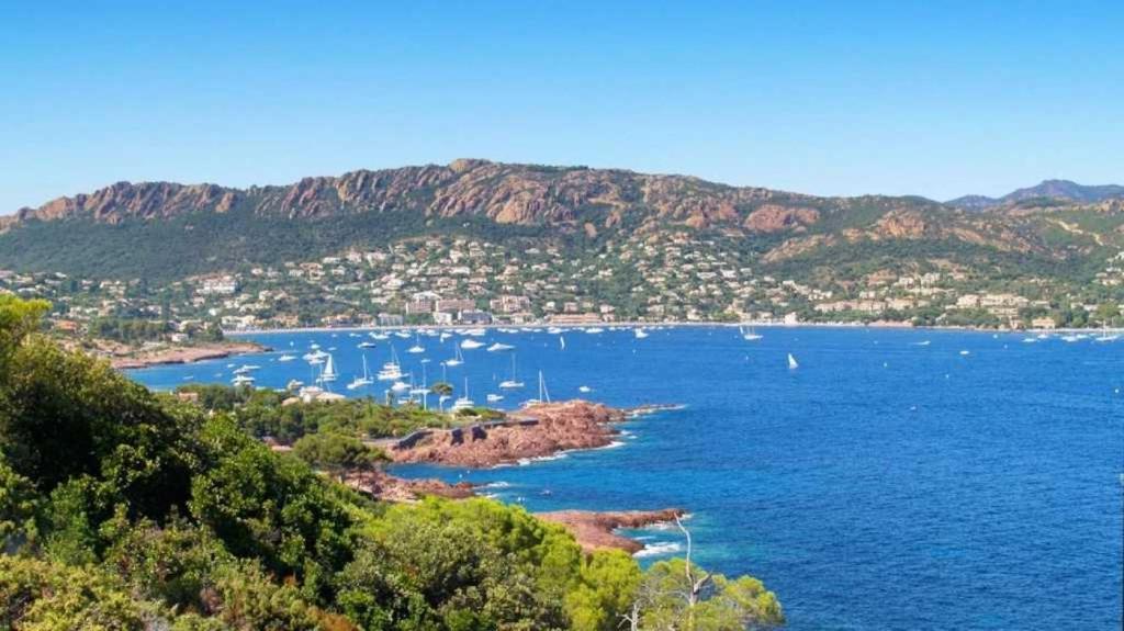 - une vue sur une baie avec des bateaux dans l'eau dans l'établissement Camping 5 étoiles - Parc aquatique - eebaff, au Muy