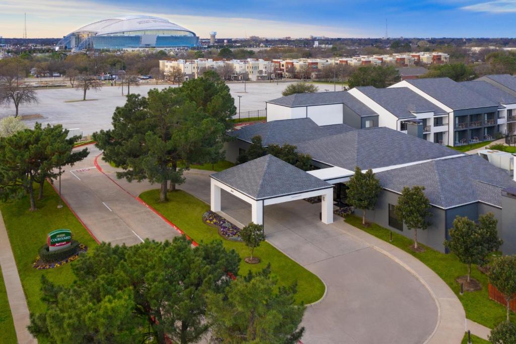 Courtyard by Marriott Dallas Arlington Entertainment District Image