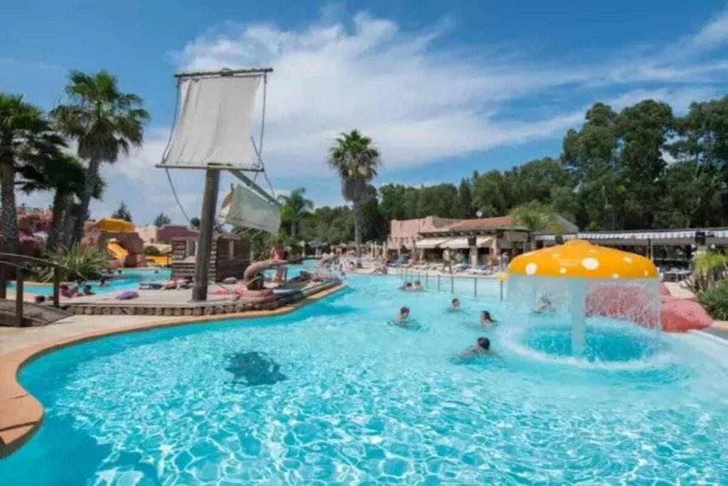 un groupe de personnes dans une piscine d'un complexe hôtelier dans l'établissement Camping 4 étoiles - Parc aquatique - efacff, à Hyères 15 autres photos