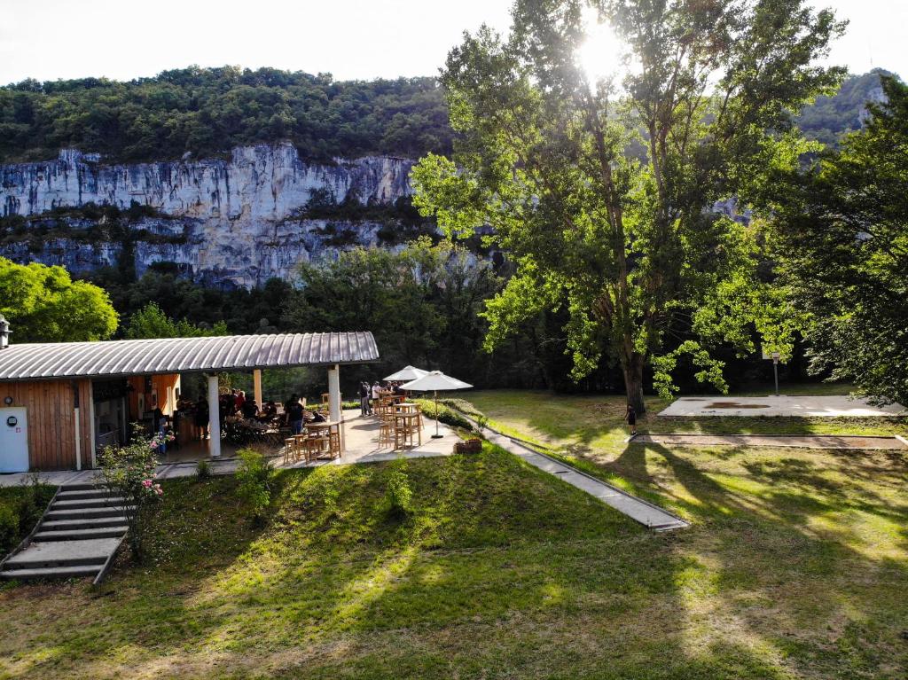 un restaurant avec vue sur la montagne dans l'établissement Lodg'ing Nature Camp Dordogne, à Lacave