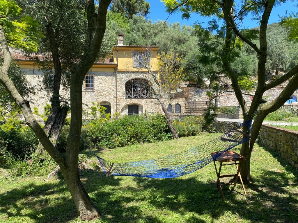 - un hamac dans un jardin en face d'un bâtiment dans l'établissement Villa Mulino, à Borganzo