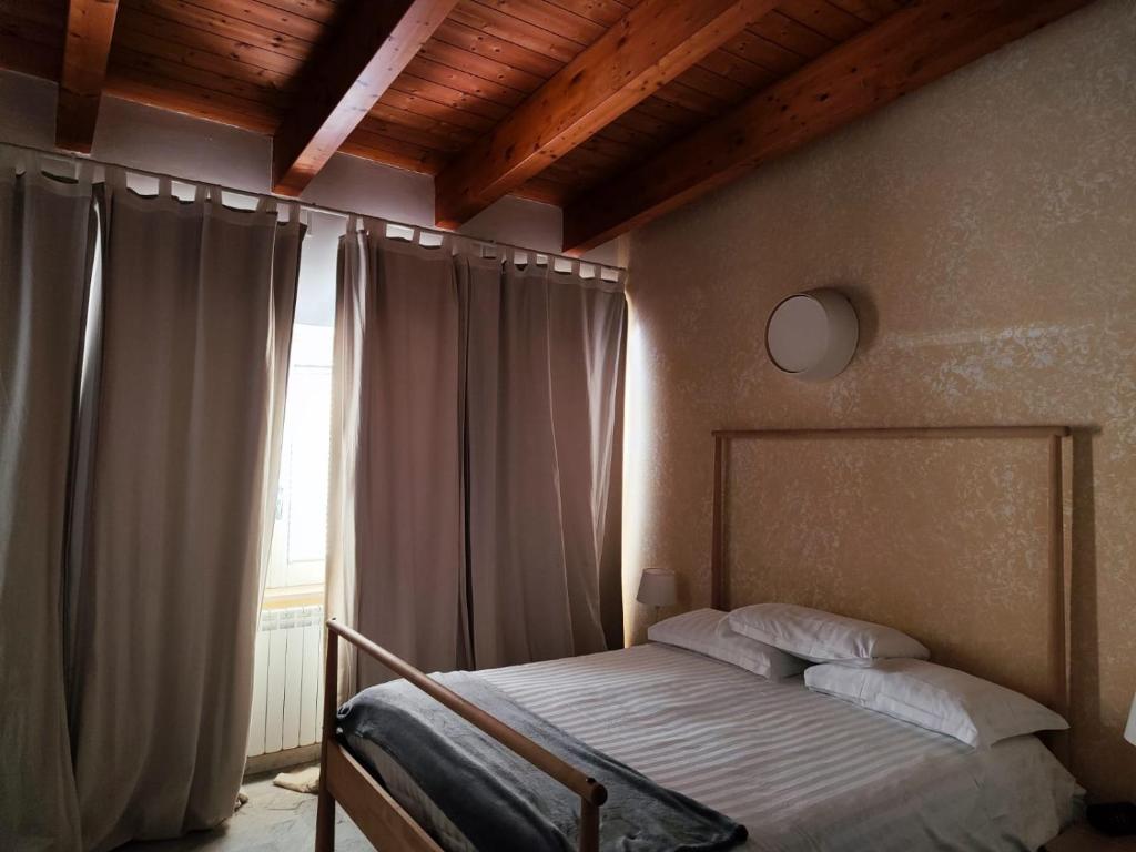 une chambre avec un lit et une fenêtre dans l'établissement Hotel Quadrifoglio, à Pontecagnano