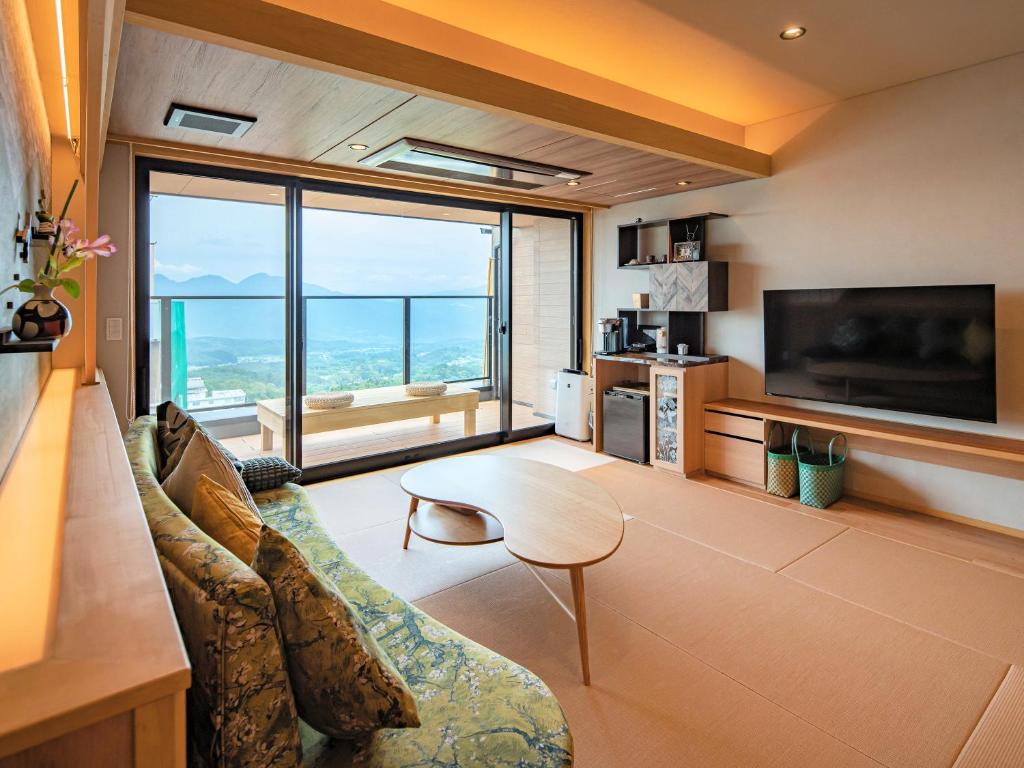 un salon avec un canapé et une table dans l'établissement Omori, à Shibukawa