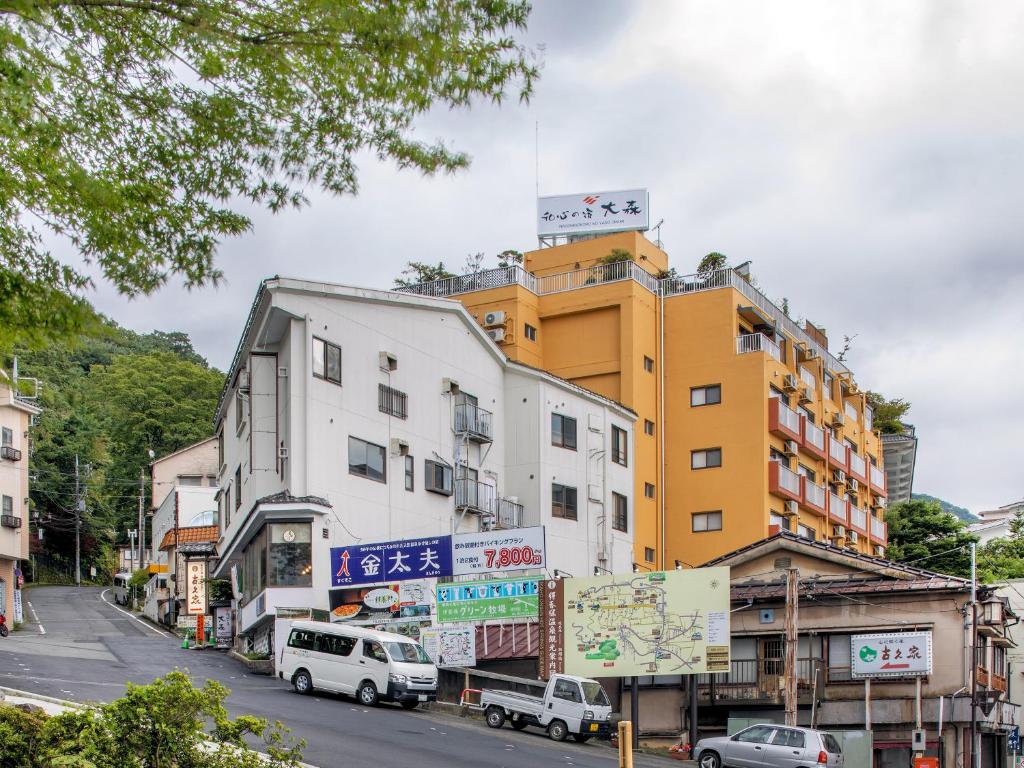 une rue avec des voitures garées devant un bâtiment dans l'établissement Omori, à Shibukawa