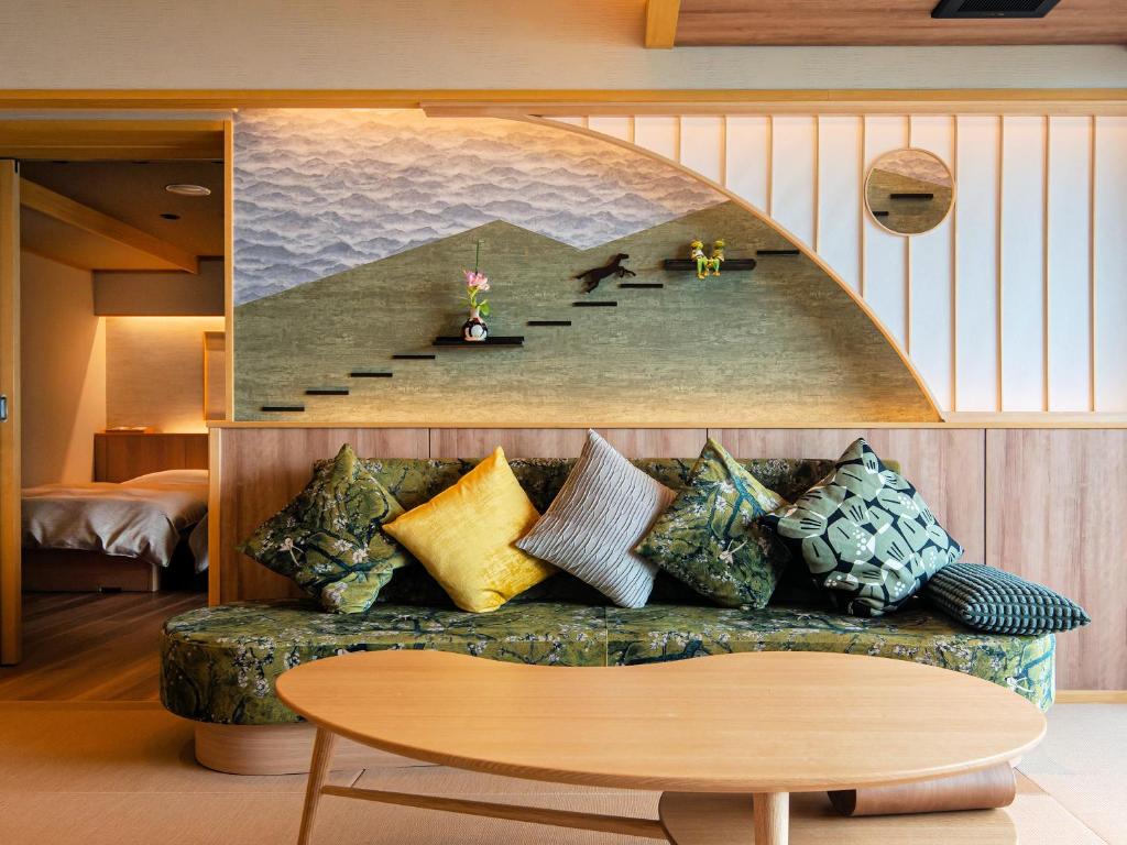 un salon avec un canapé avec des oreillers dans l'établissement Omori, à Shibukawa