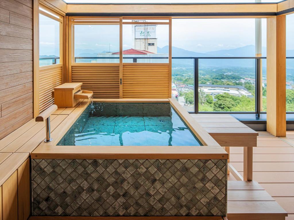 un jacuzzi dans un bâtiment avec vue dans l'établissement Omori, à Shibukawa