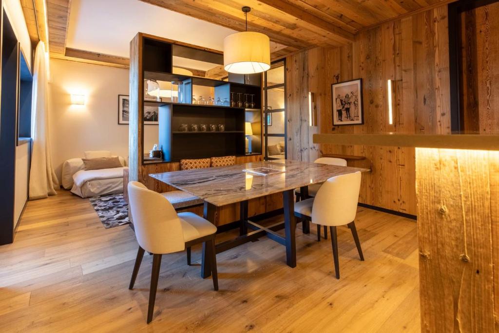 une salle à manger avec une table et des chaises en bois dans l'établissement Antarès Sirius 001, à Méribel