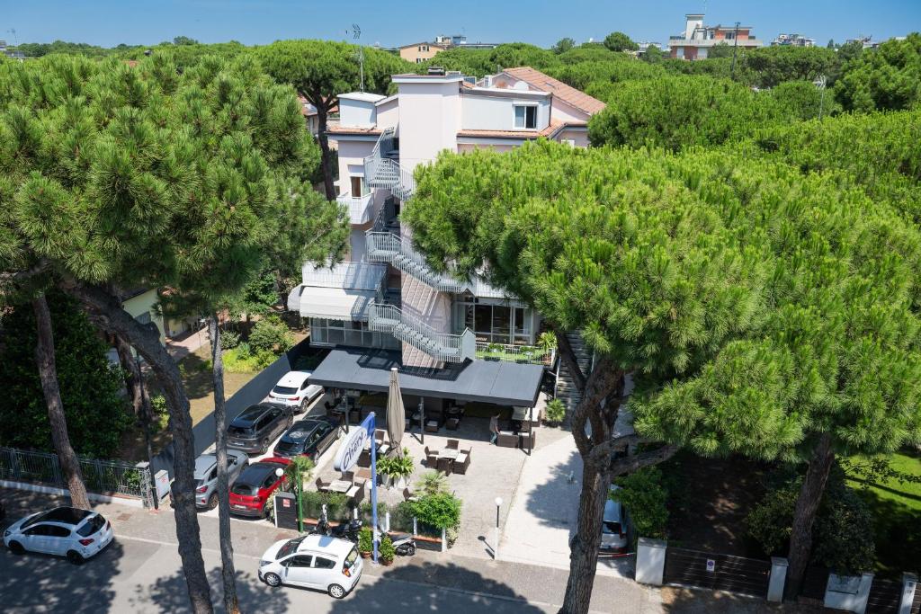 une vue aérienne sur un bâtiment avec des arbres dans l'établissement Hotel Chery, à Milano Marittima