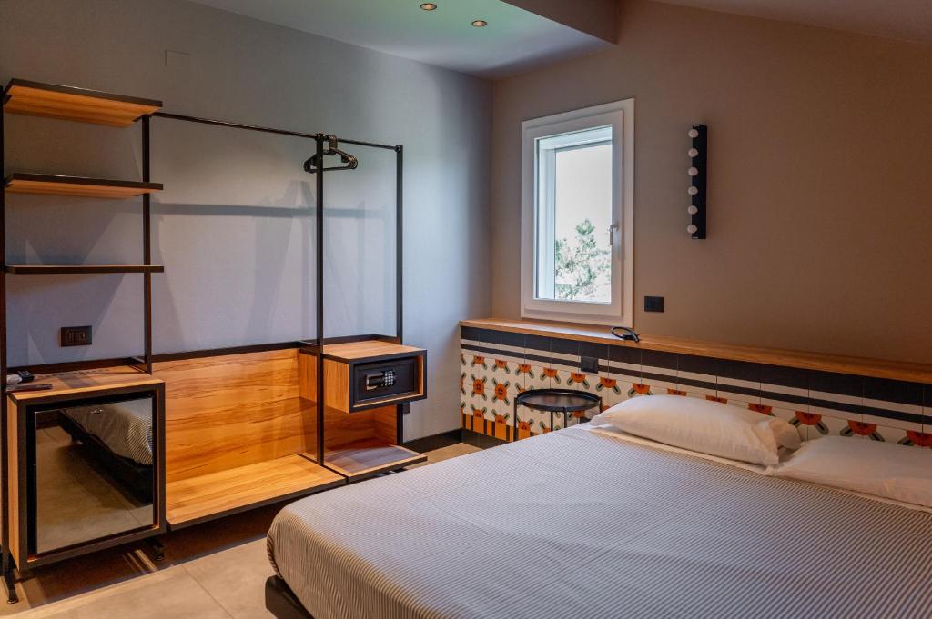 - une chambre avec un lit et une cheminée dans l'établissement Hotel Chery, à Milano Marittima