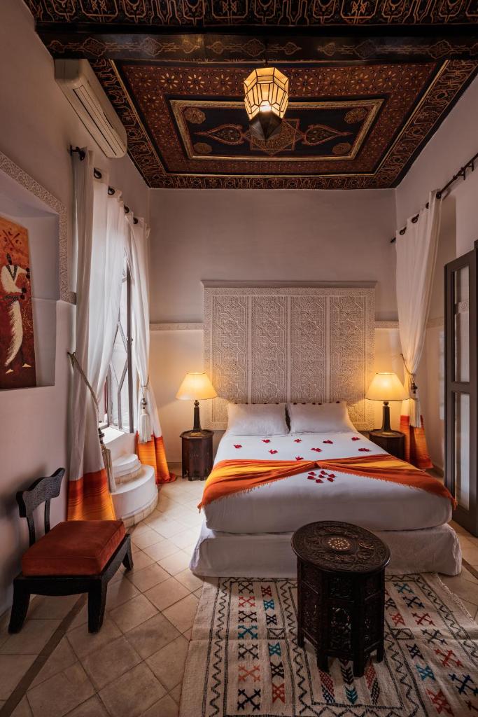 - une chambre avec un grand lit et un plafond à caissons dans l'établissement Riad Les Jardins d'Henia, à Marrakech 37 autres photos