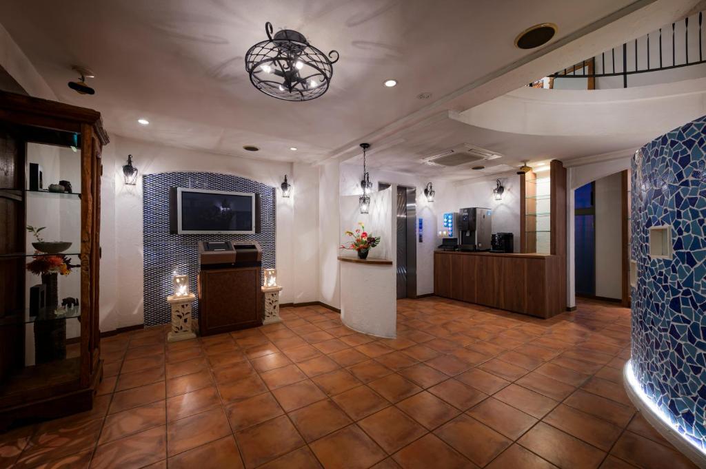 Cette grande chambre dispose d'un hall avec une télévision et d'un étage. dans l'établissement ハッピーキス双葉店, à Kai