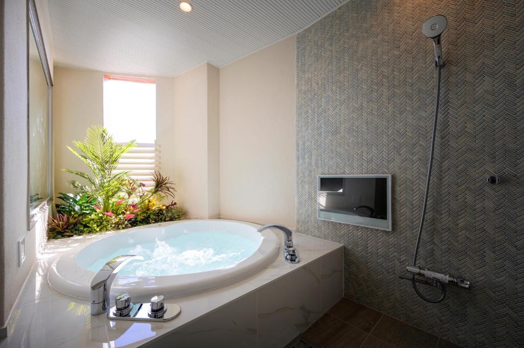La salle de bains est pourvue d'une baignoire, d'une télévision et d'une douche. dans l'établissement ハッピーキス双葉店, à Kai 15 autres photos