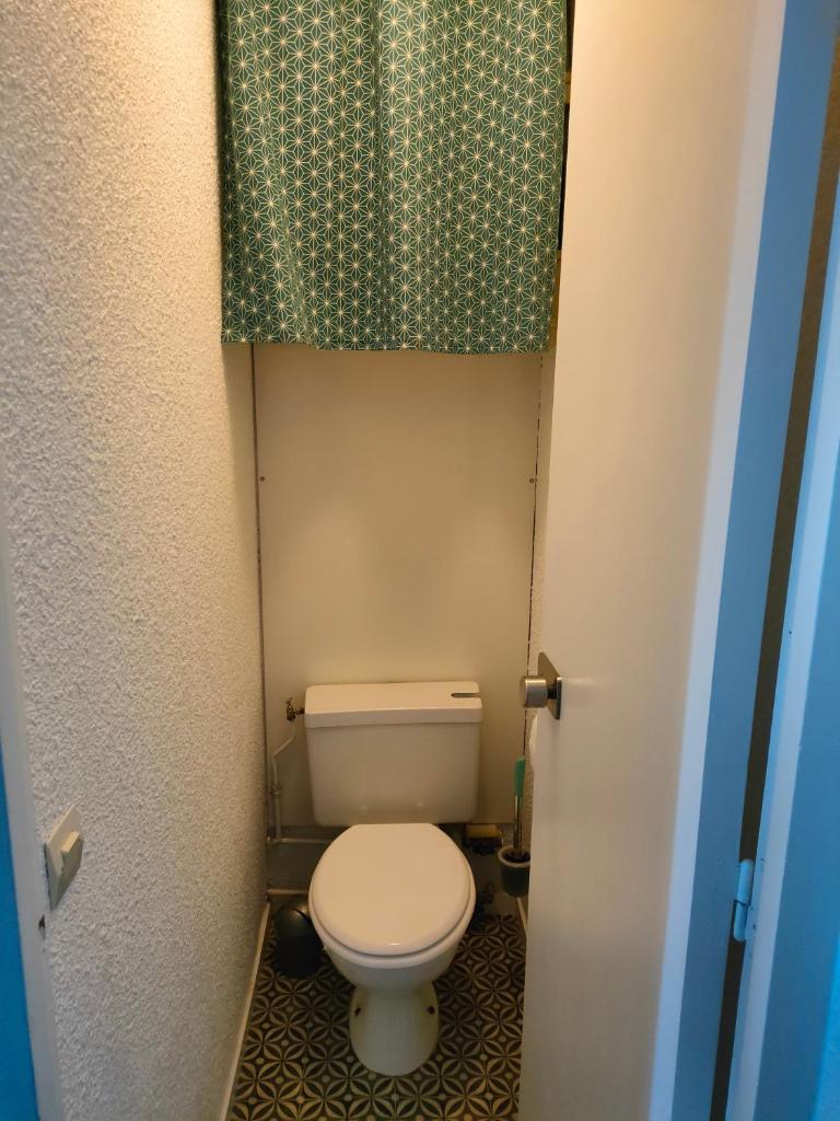 - une petite salle de bains avec toilettes dans une cabine dans l'établissement Appartement 5 p Belle Plagne Skis aux pieds, à Belle Plagne