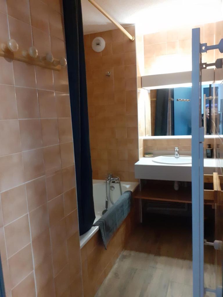 Salle de bains dans l'établissement Superbe appartement en résidence skis aux pieds