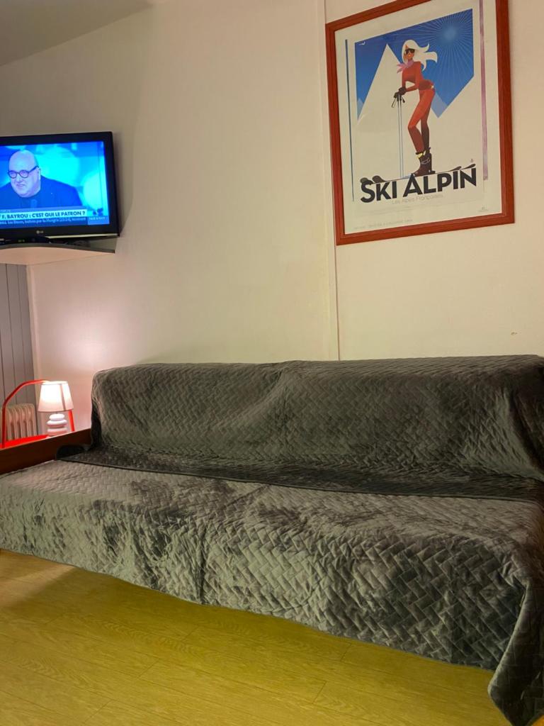 d'un salon avec un canapé et une télévision à écran plat. dans l'établissement SuperDévoluy, Résidence le Bois D'Aurouze, à Saint-Étienne-en-Dévoluy 9 autres photos