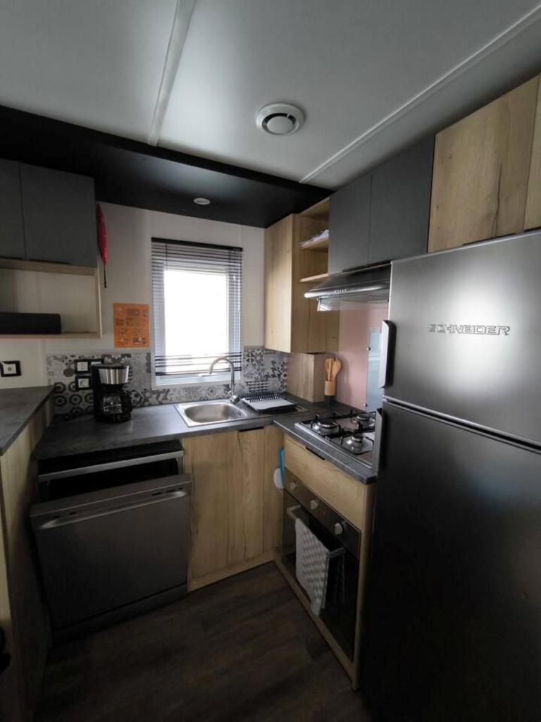 La cuisine est équipée d'un réfrigérateur et d'un évier. dans l'établissement Charme, Confort & Espace, 3 ch, 40 m2, super équipé, à Lattes