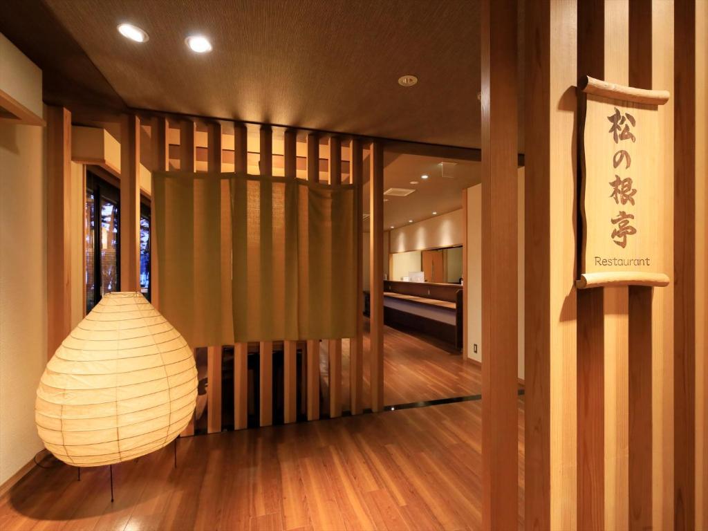 une pièce avec une lampe sur un plancher en bois dans l'établissement Hamabeno Ryouriyado Houraikan, à Kamaishi 37 autres photos