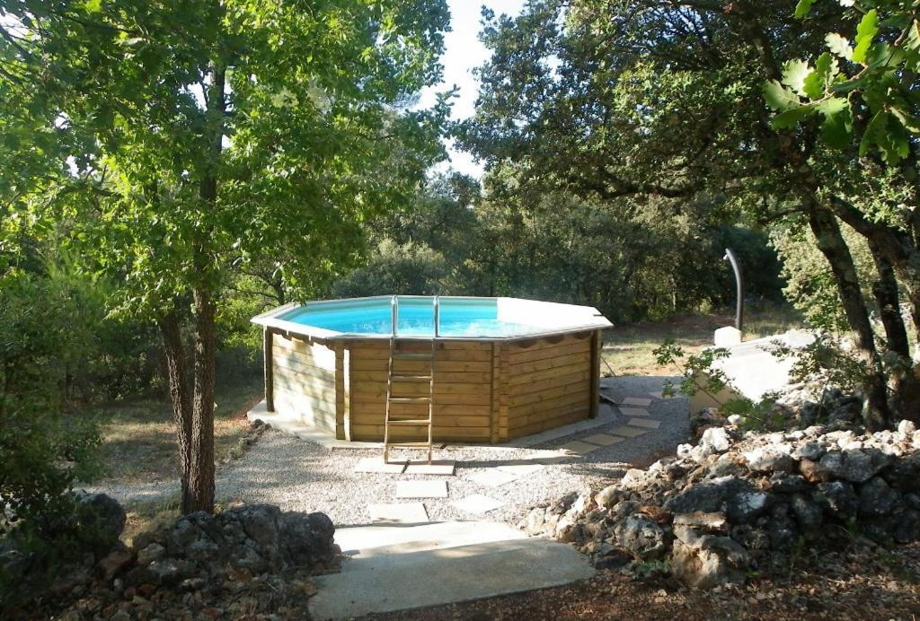 d'un bain à remous au milieu d'une cour arborée. dans l'établissement Gite De Costebelle, à Tavernes
