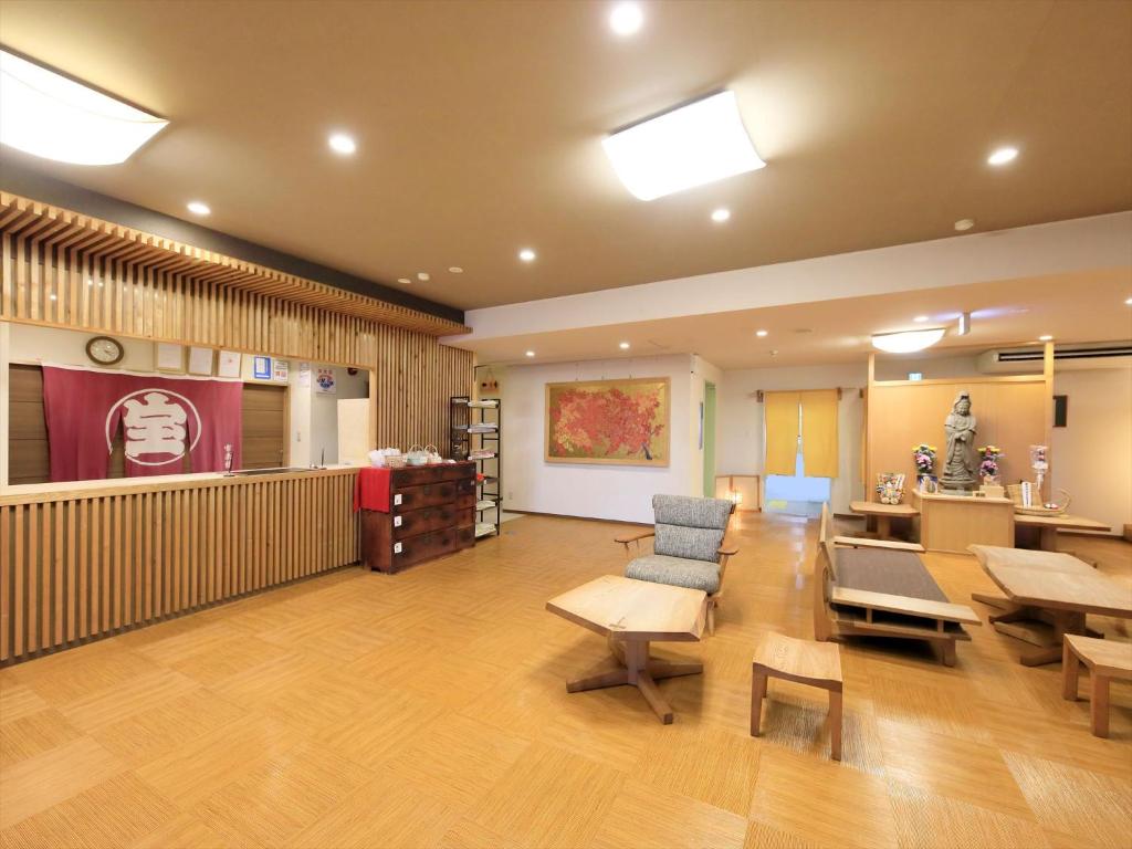 un espace d'attente d'un hôpital avec des tables et des chaises dans l'établissement Hamabeno Ryouriyado Houraikan, à Kamaishi