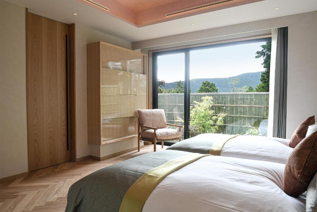 une chambre avec deux lits et une grande fenêtre dans l'établissement THE HIRAMATSU HOTELS & RESORTS SENGOKUHARA HAKONE, à Hakone 37 autres photos