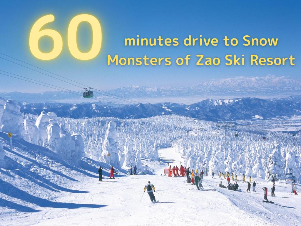 un groupe de personnes skier sur une piste de ski enneigée dans l'établissement Onogawa Onsen Kajikaso, à Yonezawa
