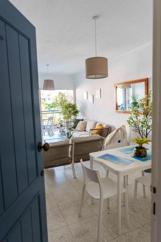Paradise Gardens pool view apartment 5