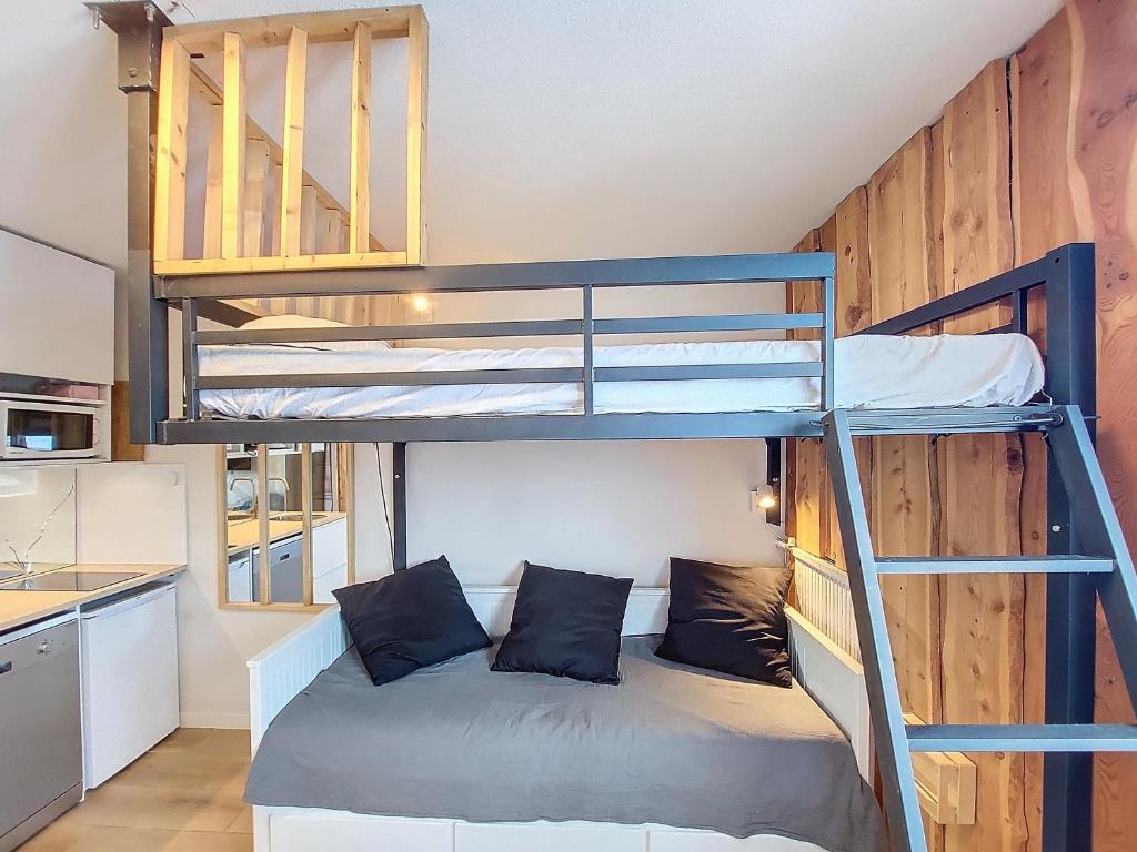 Ce lit superposé se trouve dans une petite chambre dotée de lits superposés. dans l'établissement Studio chaleureux rénové au pied des pistes, à Saint-Étienne-en-Dévoluy