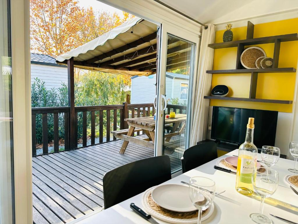 une salle à manger avec une terrasse dotée d'une table et de chaises dans l'établissement Toppyholidays Camping de Pujol in Argele's-Sur-Mer, à Argelès-sur-Mer