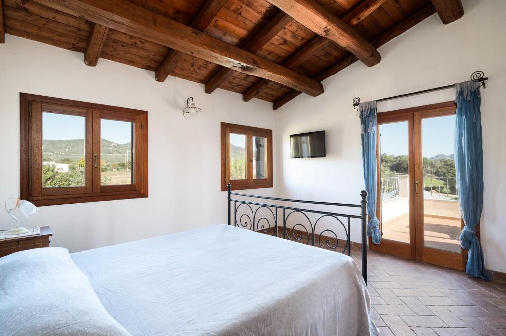 une chambre avec un lit et un balcon dans l'établissement Villa Calyra by Klodge, à Olbia 48 autres photos