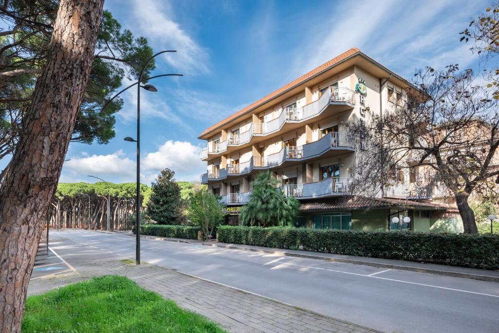un bâtiment situé sur le côté d'une route dans l'établissement Hotel Parco dei Pini - 100mt dal Mare, à Follonica