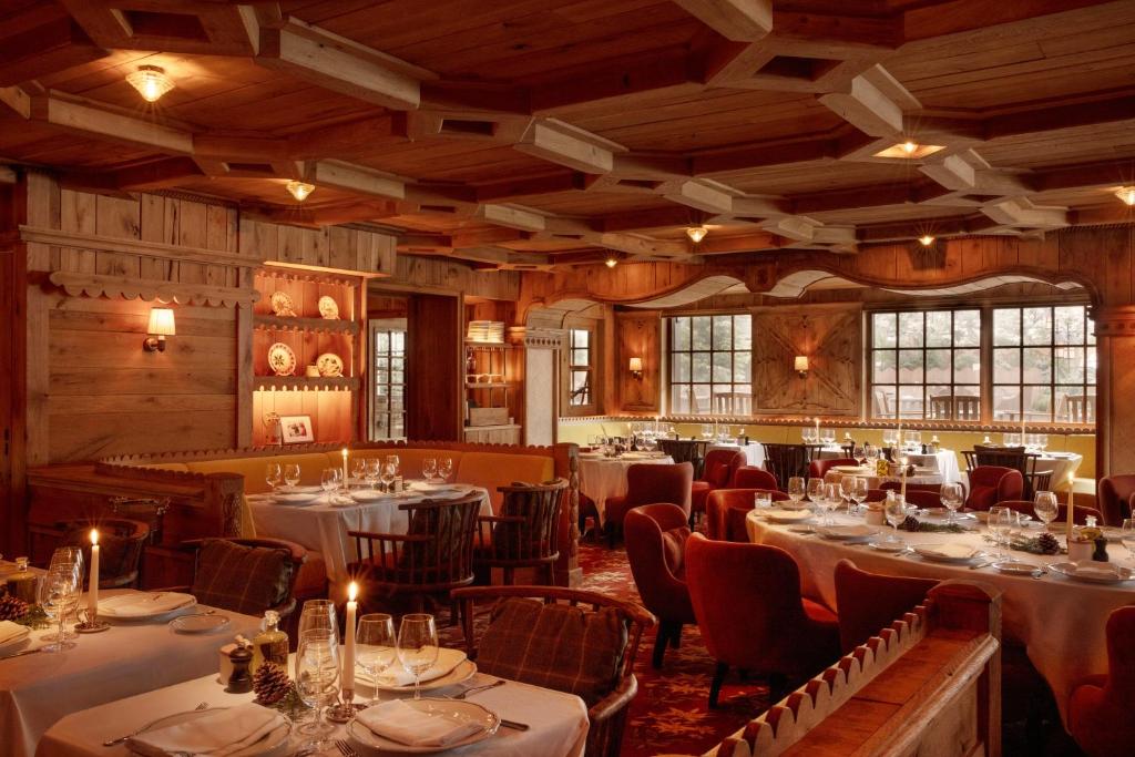 une salle à manger avec des tables et des chaises dans un restaurant dans l'établissement Hôtel Barrière Les Neiges Courchevel, à Courchevel
