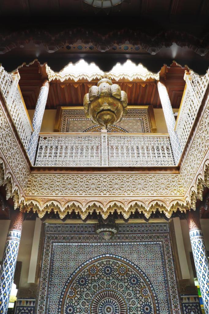 un plafond orné d'un bâtiment en or dans l'établissement Riad Asswar, à Rabat