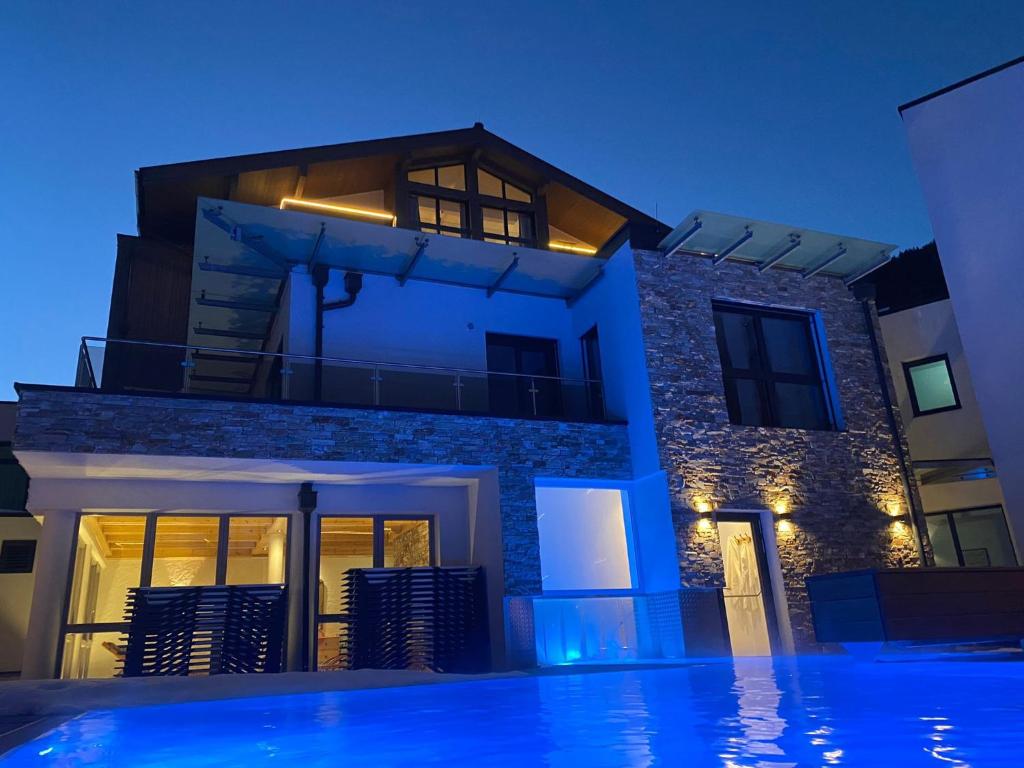 Lakeside Luxury Apartments 4