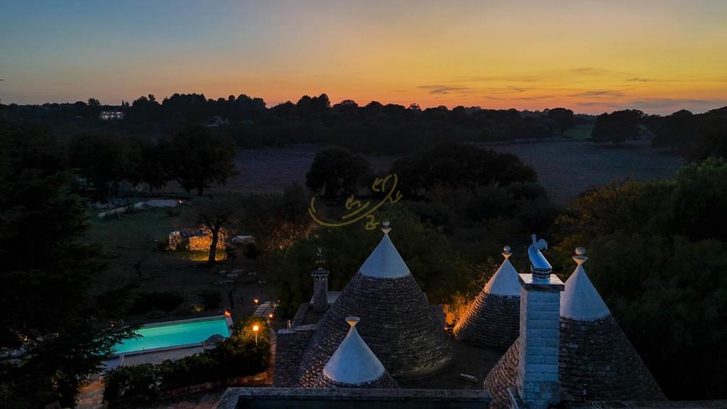 - une vue aérienne sur une maison avec un coucher de soleil dans l'établissement TD I Pagliericci - Enjoy Trulli with Pool, à Monopoli