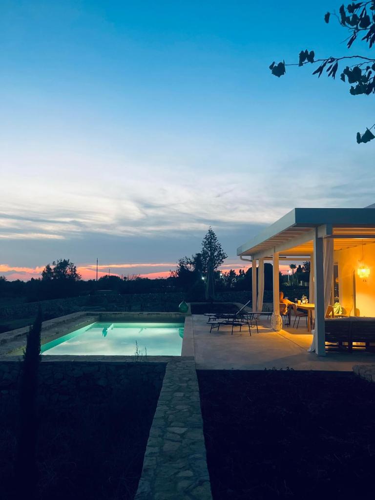 une maison avec une piscine et un pavillon dans l'établissement Dimora Vereto, à Morciano di Leuca