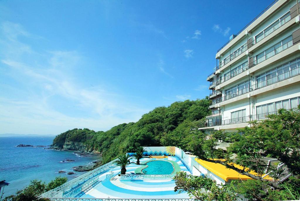 un hôtel avec une piscine à côté de l'océan dans l'établissement Futagojimasou, à Wakayama