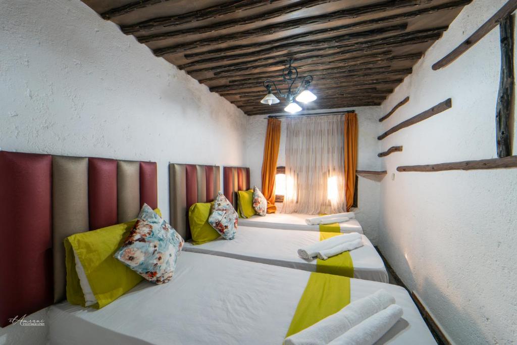 une chambre avec deux lits jumeaux dans une pièce dans l'établissement Riad Antek, à Chefchaouen