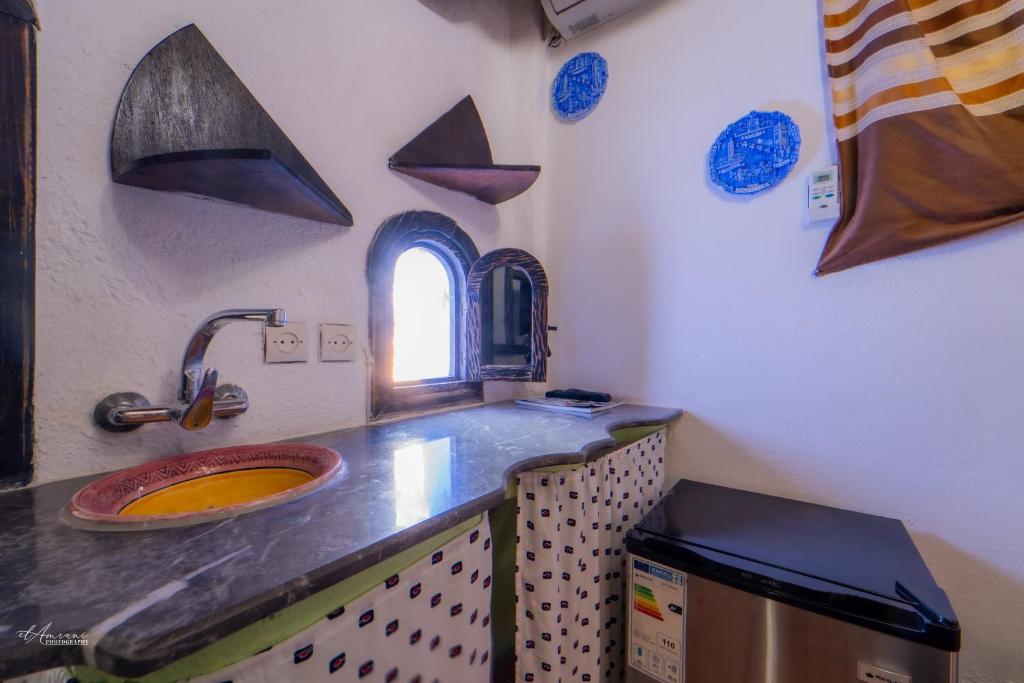La salle de bains est pourvue d'un lavabo et d'un comptoir. dans l'établissement Riad Antek, à Chefchaouen